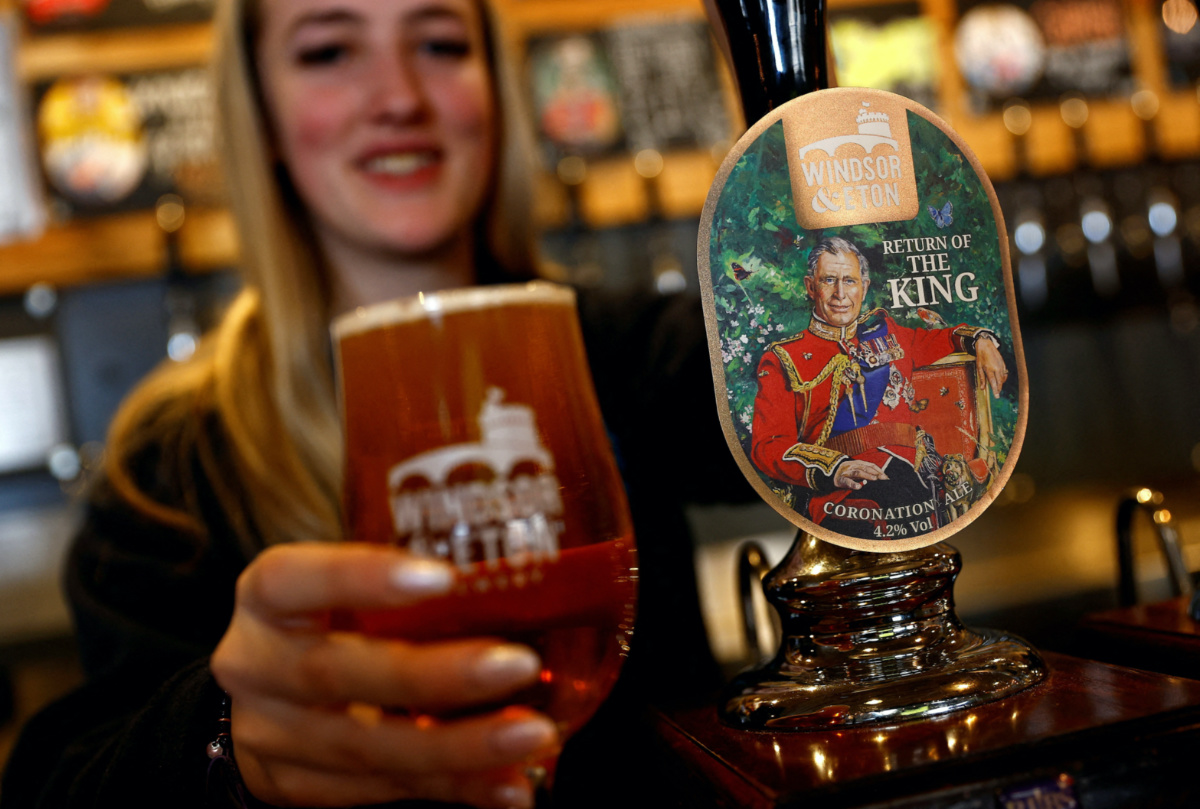 Bar worker Merryn Croft serves a glass of a coronation ale called Return Of The King at the Windsor and Eton Brewery, in Windsor, Britain, on 5th April, 2023