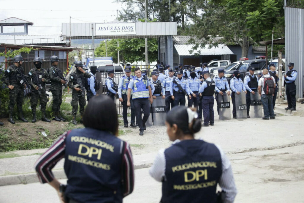 Security forces operate outside the Centro Femenino de Adaptacion Social women prison following a deadly riot in Tamara, on the outskirts of Tegucigalpa, Honduras, on 20th June, 2023.