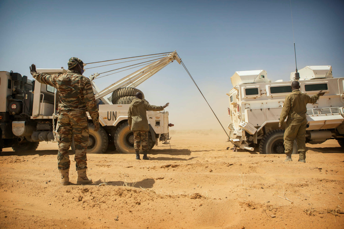 Members of the MINUSMA Guinean contingent pull their stranded escort vehicle during a logistic convoy from Gao to Kidal, Mali, on 17th February, 2017. 