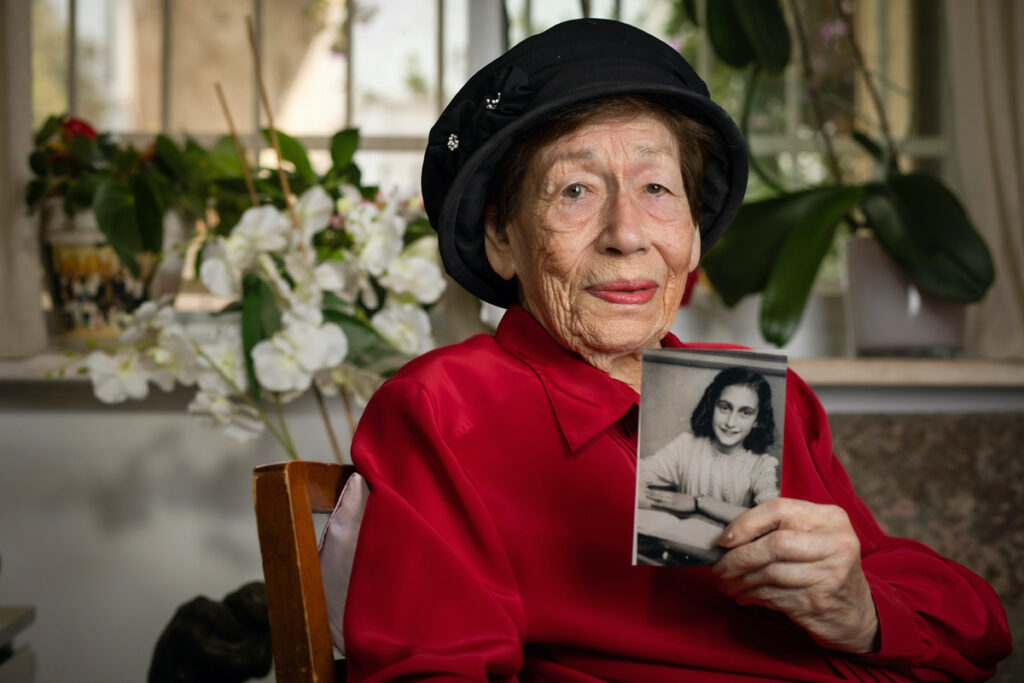 Hannah Pick-Goslar holding a photo of Anne Frank.