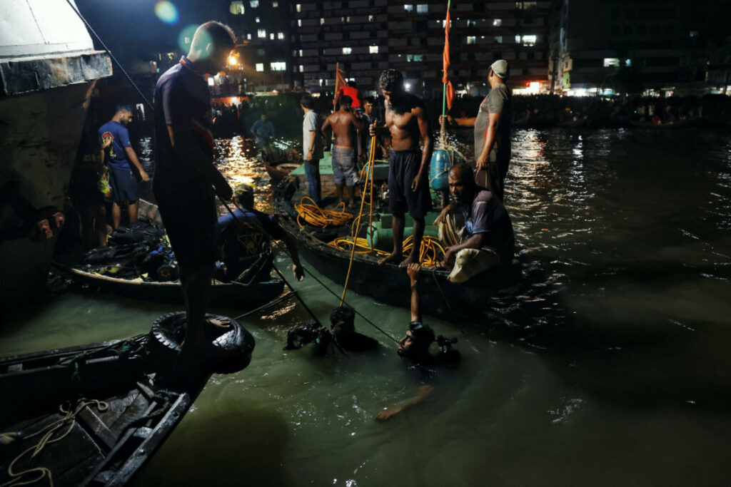 Divers continue the rescue operation after a boat sank with people onboard in Buriganga river near Dhaka, Bangladesh, on 16th July, 2023.