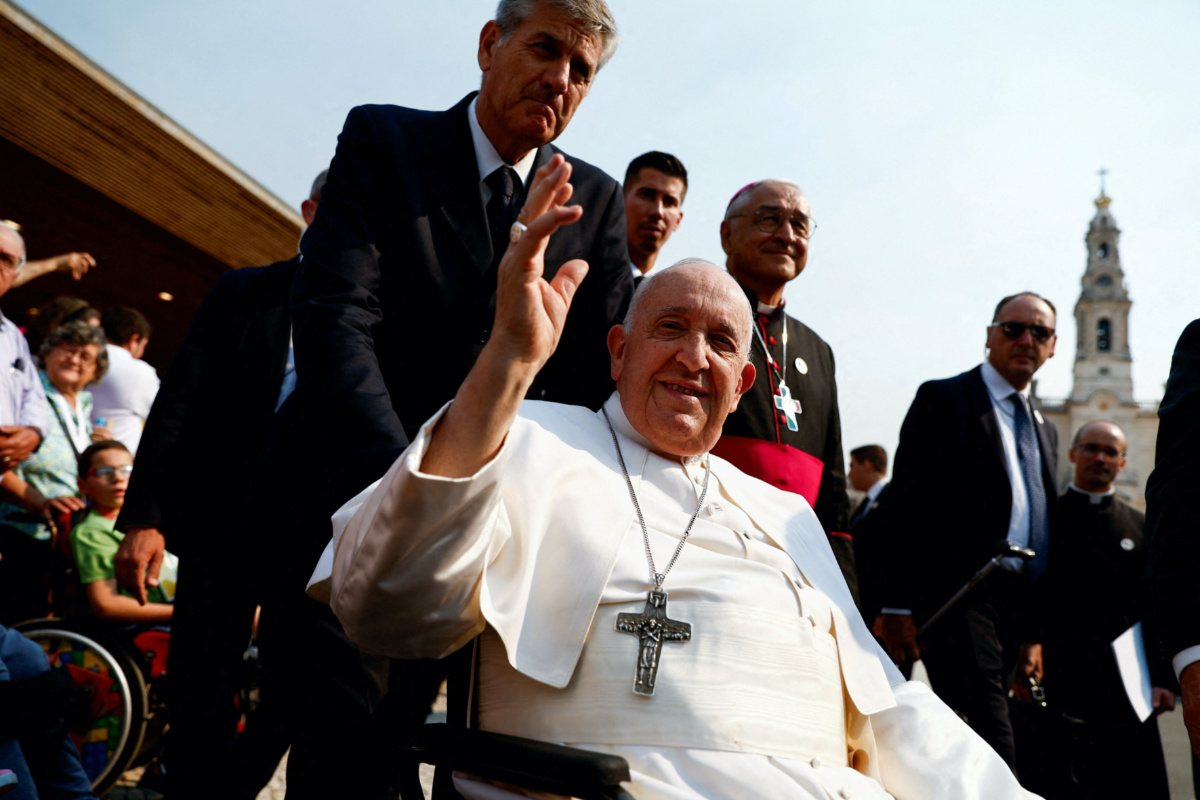 Portugal Fatima Pope Francis waving