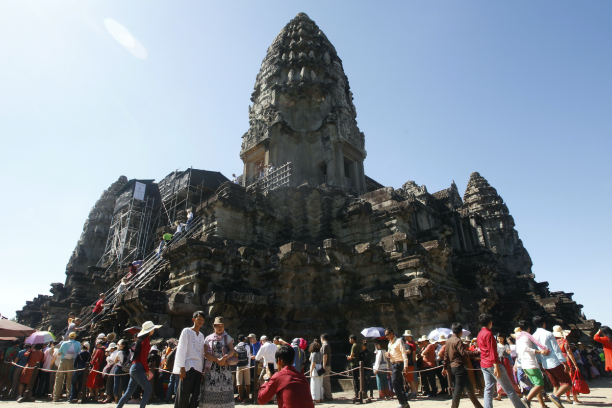 Tourists line up for stepping up Angkor Wat temple outside Siem Reap, Cambodia, on 31st December, 2017. 