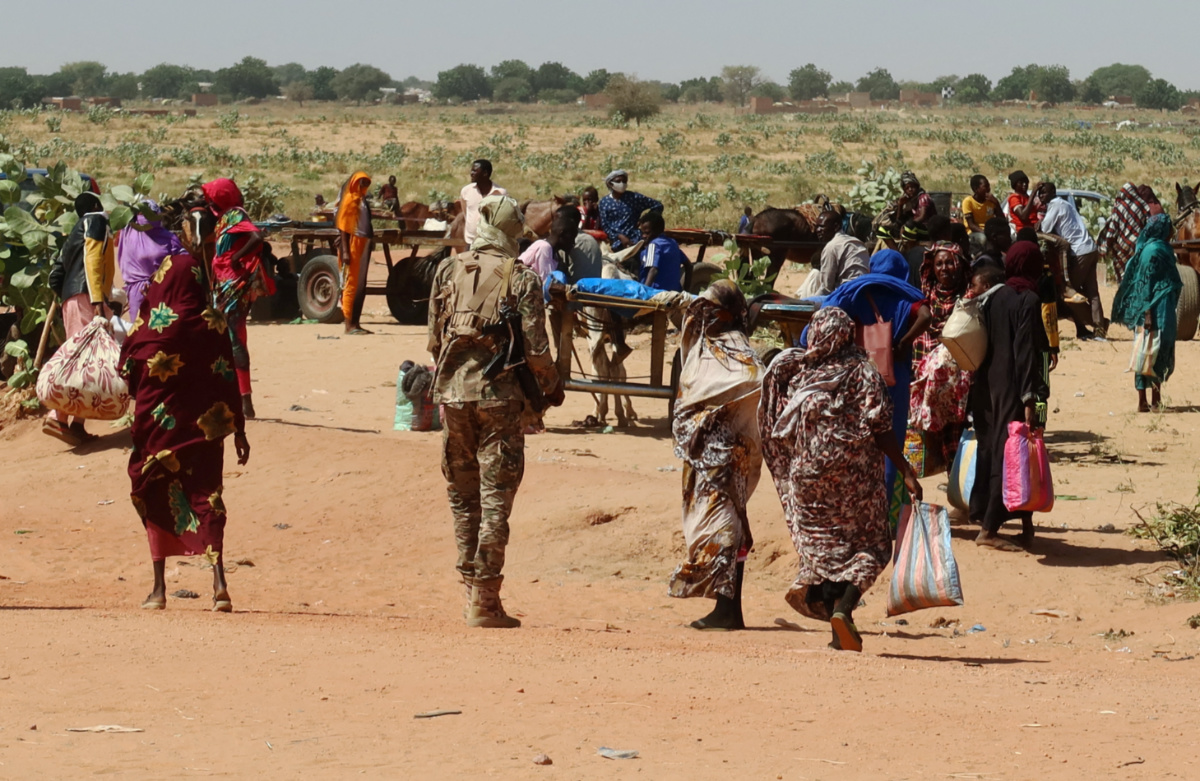 Families escaping Ardamata in West Darfur cross into Adre, Chad, after a wave of ethnic violence, on 7th November, 2023. 