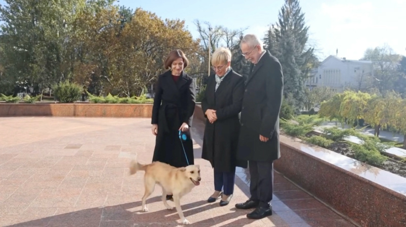 Moldova's President Maia Sandu and her dog greet Austria's President Alexander Van der Bellen and Slovenia's President Natasa Pirc Musar in Chisinau, Moldova on 16th November, 2023