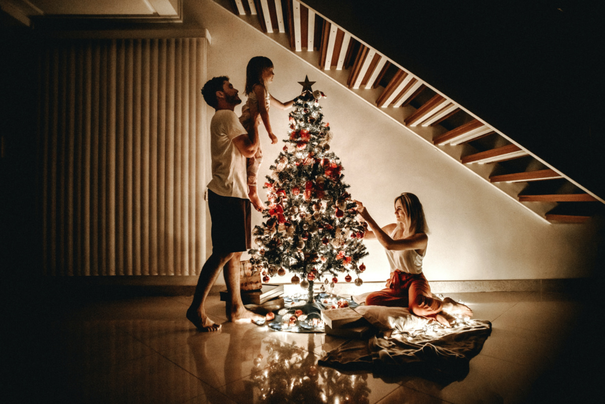 Familky decorating a Christmas tree