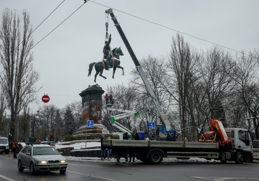 Municipal workers dismount a monument to Mykola Schors, a Soviet field commander during the Russian Civil War, amid the ongoing Russian invasion, in Kyiv, Ukraine, on 9th December, 2023