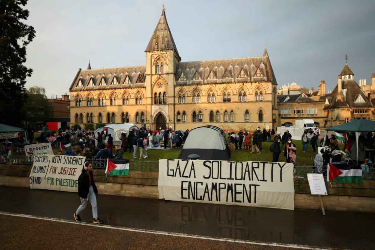 Protesterende Britse studenten tonen solidariteit met Amerikaanse tegenhangers terwijl Belgische en Nederlandse studenten zich aansluiten bij de protesten in Gaza